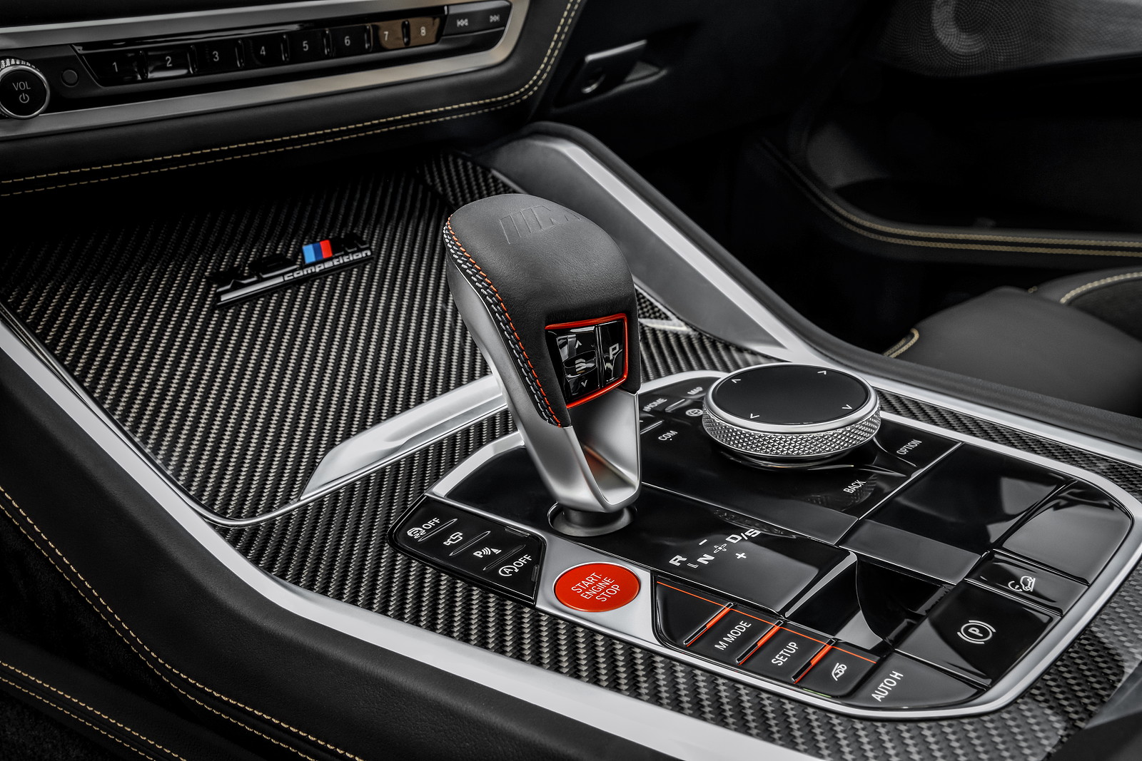 Foto: Der neue BMW X6 M Competition (F96). Mittelkonsole mit Automatik- Schalthebel. (vergrößert)