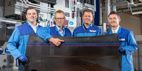 CFK-Innovation aus Landshut: Bernhard Zeilmeier, Thomas Preussner, Christian Mrozik und Mirko Schade bringen die 750 CFK-Dcher fr das limitierte BMW M4 Coup Edition auf die Strae.