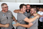 New York (USA), 14.07.2019. ABB FIA Formula E Championship, New York E-Prix, BMW i Andretti Motorsport, Team Mitglieder feiern die Poleposition von Alexander Sims.