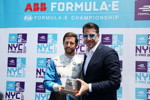 New York (USA), 14.07.2019. ABB FIA Formula E Championship, New York E-Prix, Pole Setter Alexander Sims (GBR) und Marco Parroni, Julius Baer.