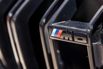 BMW M8 Competition, BMW Niere mit Doppelstäben und M8 Logo.