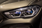 BMW X6 M50i xDrive, optional mit BMW Laserlight (1.500 Euro Aufpreis), mit Inszenierungsbeleuchtung in Blau der 'X'-Signatur.