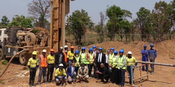 Das 'Cobalt for Development' Projektteam besucht gemeinsam mit dem Minenminister Jean-Marie Tshizainga Sanama Popa eine artisanale Mine in Kolwezi, DR Kongo. 