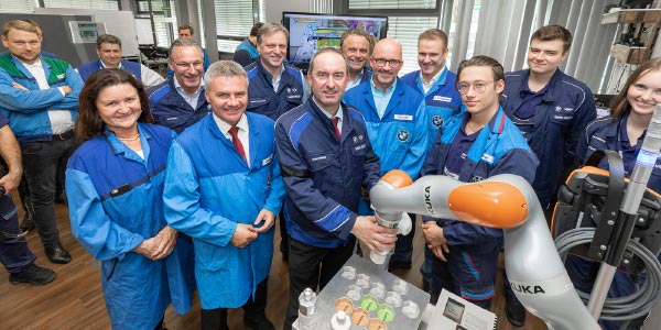 Der bayerische Wirtschaftsminister Hubert Aiwanger informierte sich im BMW Group Werk Landshut.