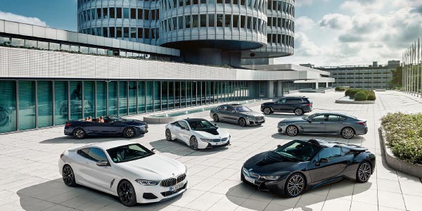 Das BMW Produktportfolio in der Luxusklasse - geparkt vor der BMW Group Konzernzentrale "Vierzylinder" in München