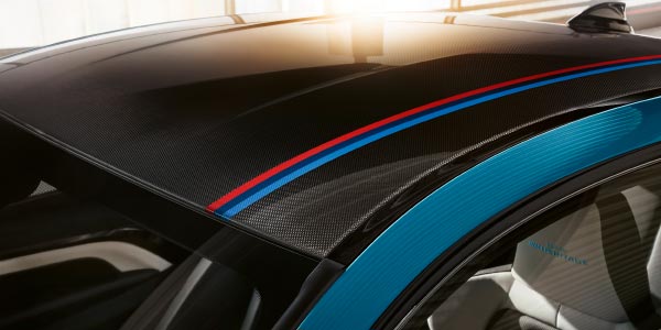 Die BMW M4 Edition M Heritage, Carbon Dach mit M Zierstreien.