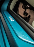 BMW M760Li (G12 LCI) in Atlantis Blau, Einstiegsleiste in Wagenfarbe lackiert