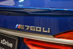 BMW M760Li in Individual Avus blau, Spoilerlippe auf dem Heckdeckel und Typ-Bezeichnung