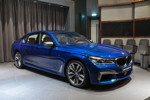 BMW M760Li in Individual Avus blau im Showroom von BMW Abu Dhabi Motors