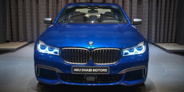 BMW M760Li in Individual Avus blau im Showroom von BMW Abu Dhabi Motors, mit BMW Laserlicht