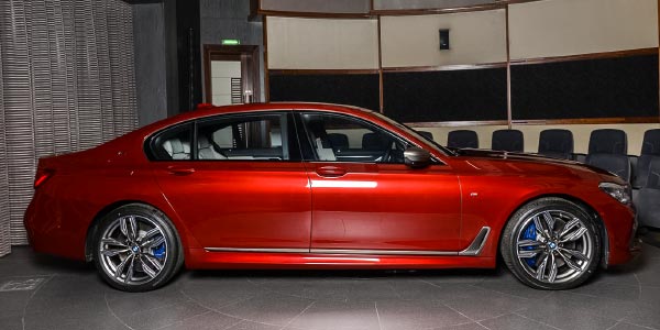 BMW M760Li in BMW Individual 'Rubin rot metallic'