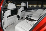 BMW M760Li mit heller Leder-Innenausstattung und Fond Entertainment Experience