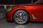 BMW M760Li in BMW Individual 'Rubin rot metallic', auf 20 Zoll M Doppelspeiche Felgen 760 M