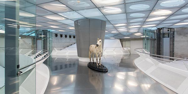 Mercedes-Benz Museum: das erste Exponat auf oberster Ebene, ein Pferd, das bis zur Erfindung des Autos wichtigste Transportmittel.