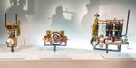 Motorenausstellung, u. a. mit dem 1,5 PS starken V2-Zylinder-Motor (links), auf Basis der 'Standuhr', Gewicht: 61 kg, 565 ccm Hubraum, 1,5 PS bei 700 U/Min.