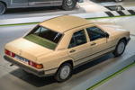 Mercedes-Benz 190 E. Mit den Typen 190 und 190 E präsentiert Mercedes-Benz 1982 eine dritte Pkw-Baureihe und erweitert seine Produktpalette bei den Mittelklassewagen.