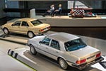 Mercedes-Benz Museum mit dem Mercedes-Benz 300 SD (vorne) und dem Mercedes-Benz 190 E.