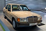 Mercedes-Benz 190 E. Der 'Baby-Benz', wie er bald genannt wird, verbraucht dank geringem Luftwiderstand und niedrigem Gewicht vergleichsweise wenig Benzin.