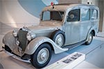 Mercedes-Benz 320 Krankenwagen. Seit den 1920er-Jahren setzten sich benzinbetriebene Krankenwagen durch, wobei Mercedes-Benz Fahrgestelle eine bevorzugte Basis für Krankenwagen-Aufbauten waren.