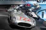 Mercedes-Benz Rennsportwagen 300 SLR, Stirling Moss gewinnt damit die Mille Miglia 1955. V8-Zyl., 302 PS, vmax: 300 km/h.