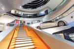 Mercedes-Benz Museum Stuttgart, Ausgangsbereich mit weiteren Exponaten aus der Ausstellung 'Mythos 7: Rennen und Rekorde', oben senkrecht an der Steilwand.