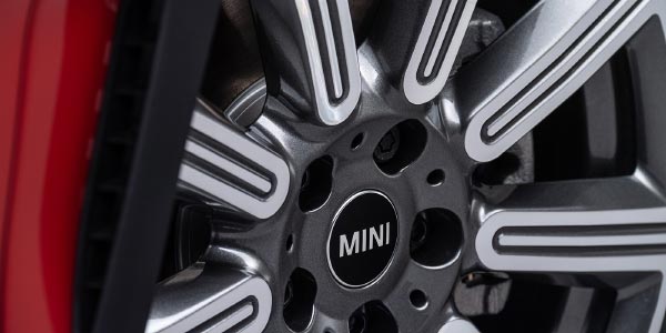 MINI Cooper S Clubman (Facelift 2019), neues Leichtmetallrad.