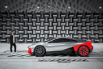 BMW Sound Designer Renzo Vitale und BMW Vision M NEXT im Freifeldraum.&nbsp;