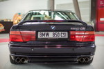 BMW 850 CSi mit markanterem Heck im Vergleich zum 'normalen' 850i, mit grossem Heckflügel und auffälligem Heckspoiler, runde Doppel-Endrohre