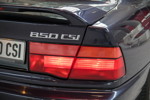 BMW 850 CSi, Typ-Bezeichnung auf der Heckklappe, u. a. mit Park Distance Control (PDC), automatische Umluft Control (AUC)