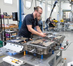 Batteriemontage für den BMW X5 xDrive45e, BMW Group Werk Spartanburg