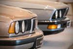 BMW 535i (Modell E34) neben seinem Vorgänger, einem BMW 525e der Modellgeneration E28