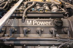 BMW M635CSi (Modell E24), 4 Ventilmotor aus dem BMW M1, mit 'M Power' Schrifzug auf dem Motorblock.