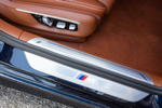 BMW 745e mit BMW M Paket, M-Logo in der Einstiegsleiste.