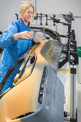 BMW Group Werk Landshut, Individual-Lackiererei: Fertigung von Exterieur-Bauteilen für das Sondermodell „Golden Thunder“ des BMW 8er