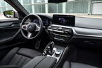 Die neue BMW 545e xDrive Limousine, Interieur vorne.