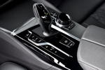 Die neue BMW 545e xDrive Limousine, Mittelkonsole vorne mit Automatik Schalthebel und iDrive Touch Controller.