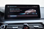 Die neue BMW 545e xDrive Limousine, Bord-Bildschirm: Battery Controll.