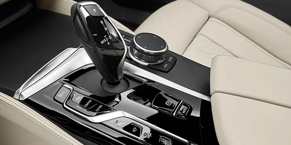 BMW 640i xDrive Gran Turismo, Mittelkonsole mit Schalthebel mit iDrive Touch Controller