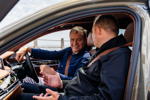 Paul Bruce-Brand (links) bei der Übergabe des BMW 7er Ellerman
