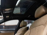 BMW 750Li (G12 LCI) in Royal Burgundy Red Brillianteffekt, elektrisch verstellbare Komfortsitze mit Massagefunktion.