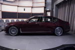 BMW 750Li (G12 LCI) in Royal Burgundy Red Brillianteffekt im Showroom von 'BMW Abu Dhabi Motors'.