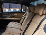 BMW 750Li (G12 LCI) in Royal Burgundy Red Brillianteffekt, ohne Executive Loung mit drei Sitzen im Fond.