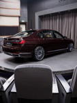BMW 750Li (G12 LCI) in Royal Burgundy Red Brillianteffekt im Showroom von 'BMW Abu Dhabi Motors'.