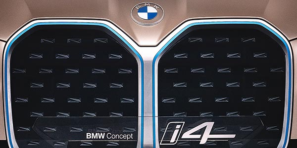 BMW Concept i4, Niere, neues BMW Logo auf der Haube.