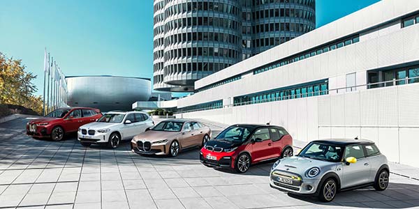 Die BMW e-Familie mit dem BMW iX, BMW iX3, BMW i4, BMW i4 und MINI Cooper SE.