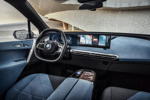 Der erste BMW iX, Interieur, Cockpit mit BMW Curved Display, hexagonales Lenkrad.