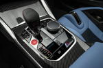 BMW M4 Competition Coup, Mittelkonsole vorne mit Schalthebel und iDrive Touch Controller.