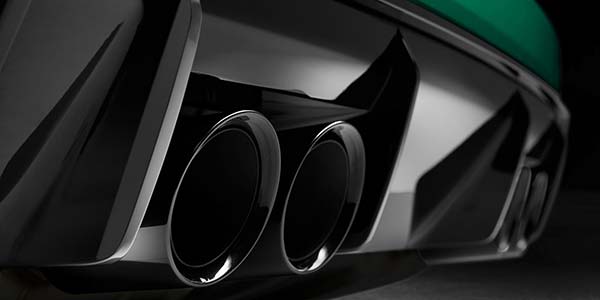 BMW M3 Competition Limousine, schwarzer Heckdiffusor fasst die charakteristischen, jeweils 100 Millimeter großen Endrohrpaare der Abgasanlage ein.