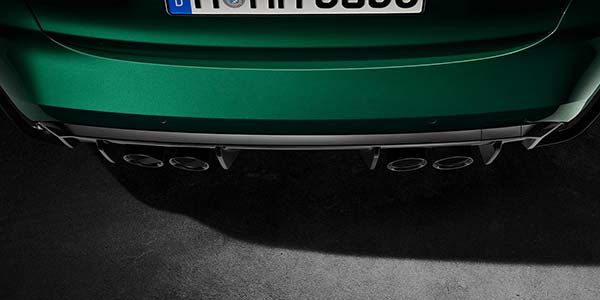 BMW M3 Competition Limousine, schwarzer Heckdiffusor fasst die charakteristischen, jeweils 100 Millimeter großen Endrohrpaare der Abgasanlage ein.