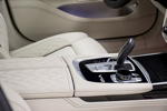 BMW M760Li xDrive (G12 LCI), Mittelkonsole vorne mit Schalthebel, iDrive Touch Controller und V12 Signet.